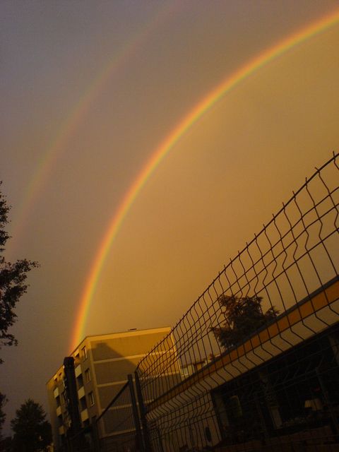 doppelter regenbogen im sonnenuntergang 