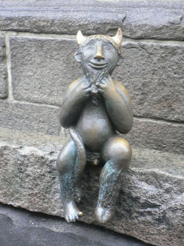 http://piclog.de/fullpics/5348-kirche-stein-teufel-satan-h%25C3%25B6rner-gl%25C3%25BCcksbringer-l%25C3%25BCbeck-bla.jpg