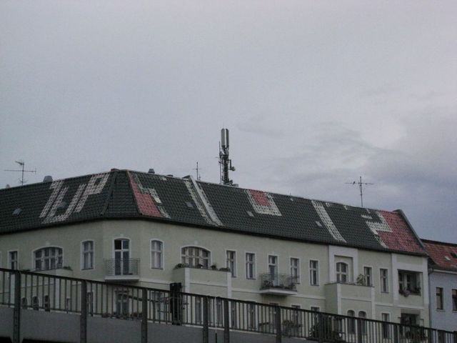 one up! 1up rooftop streichfarbe bahnhof graffiti dach kreuzberg g�rlitzer 