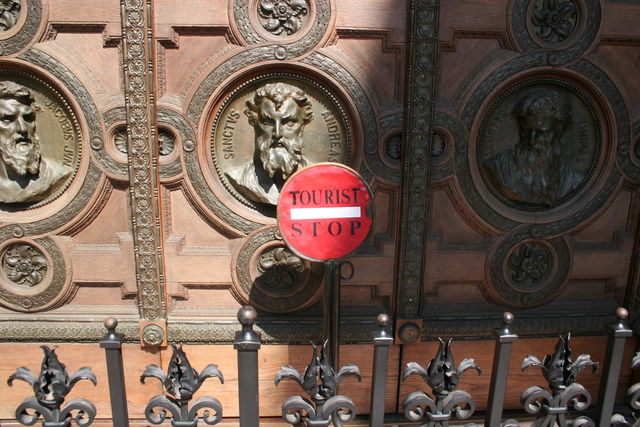 stop! kirche stop touristen budapest 