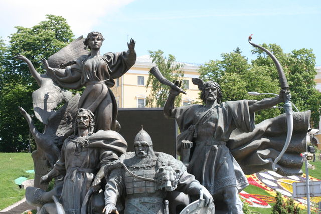 wikinger oder so statue denkmal ukraine wikinger kiev 