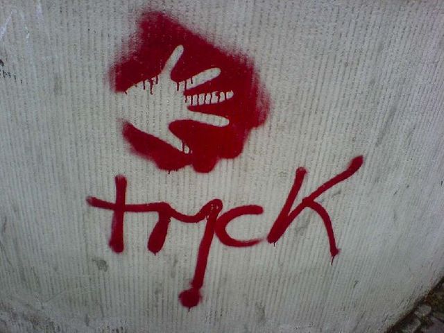 tmck streetart hand rot 