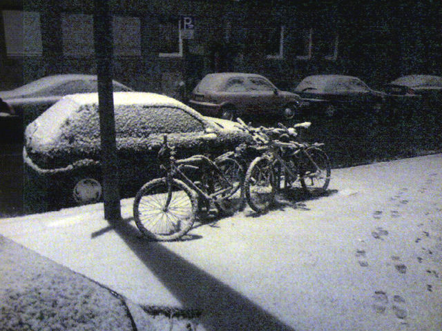schnee in der stadt autos fahrrad schnee strasse stadt 