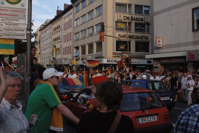 Nach dem Deutschland Spiel - Strassenblockade in Bonn/Suttner Platz blockade oxfordstrasse bonn fussball 