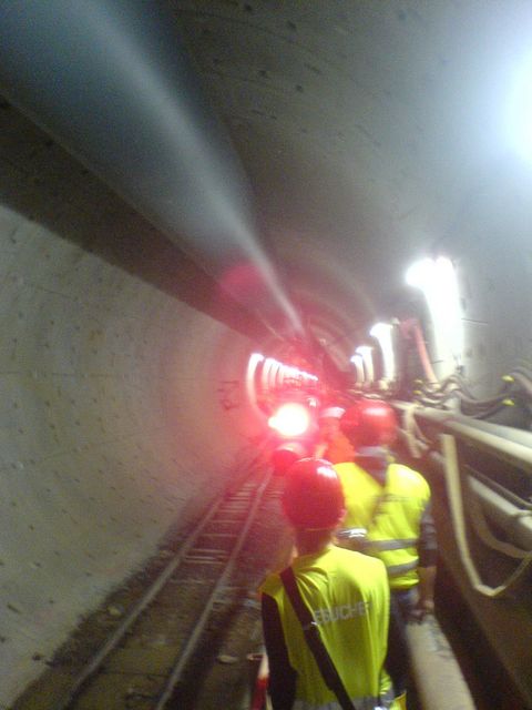 long train running fhrung baustelle kvb rot tunnel helm ampel 