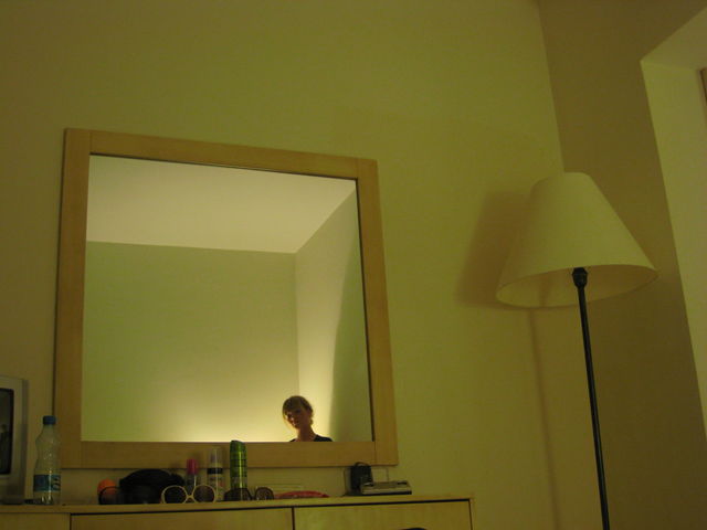 Frau im Spiegel spiegel trkei hotelzimmer kusadasi melanie 