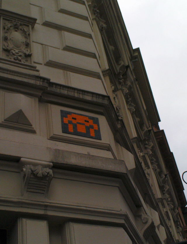 pixelchen invaders streetart friesenstrasse pixel fassade 