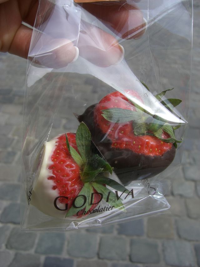 edle erdbeeren fr 3 euro 64!!! chocolatier godiva erdbeeren brssel 
