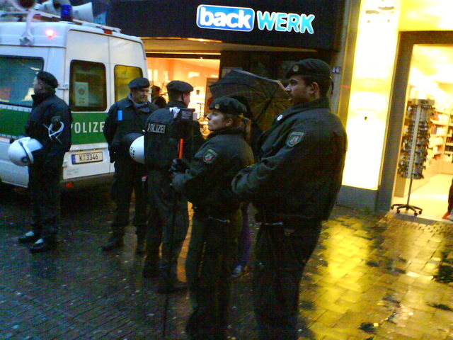 back bullen polizei polizeistaat demonstration 