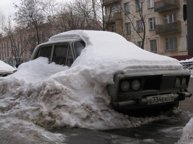 zugeschneit sowjet zugeschneit auto schnee kalt winter moskau lada 